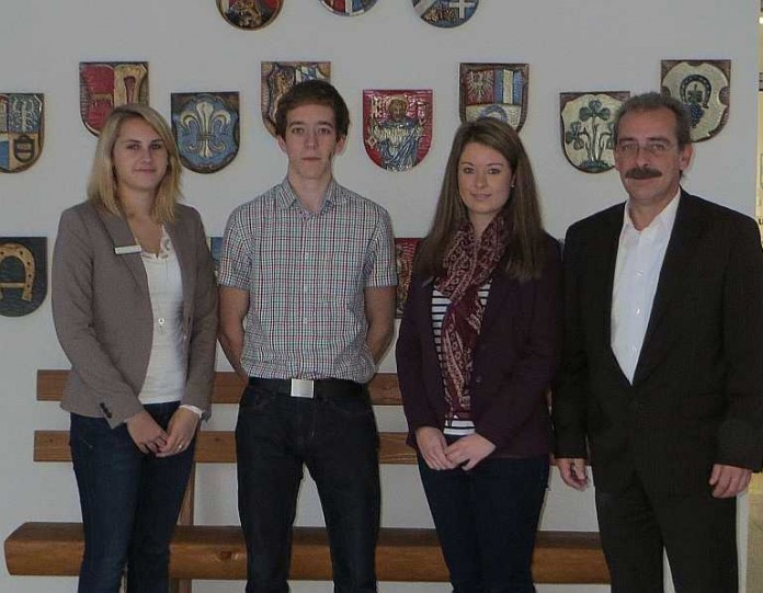 Nadine Henrich, Felix Schöfer, Antonia Cavallaro und Bürgermeister Olaf Gouasé
